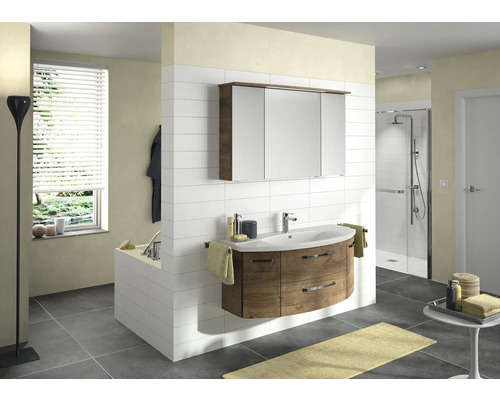 Badezimmer mit Waschtisch, Spiegelschrank und Dusche