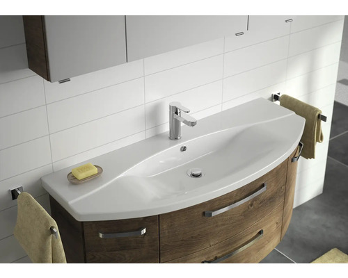 Badezimmerwaschtisch mit Waschbecken, Armatur und Handtüchern