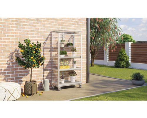 Szene mit einem Pflanzenregal auf Rollen, dekoriert mit verschiedenen Topfpflanzen, neben einem Zitronenbaum und einem Gartenbereich