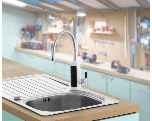 Spültischarmatur mit Durchlauferhitzer auf einer Spüle montiert