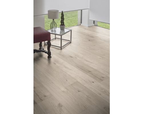 Heller Raum mit Holzboden, Beistelltisch und Sitzhocker.