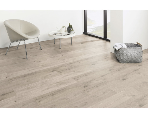 Heller Raum mit Laminatboden, Stuhl, Tisch und Dekoration