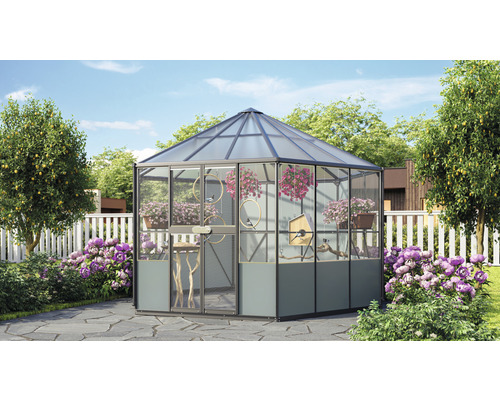 Gewächshaus mit Glaswänden und Metalldach im Garten