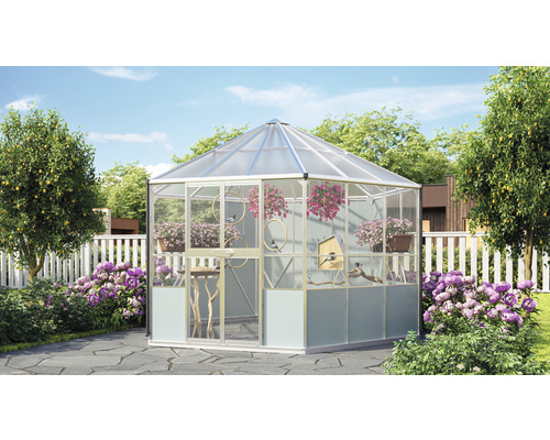 Gewächshaus im Garten mit Pflanzen und Vogelhaus