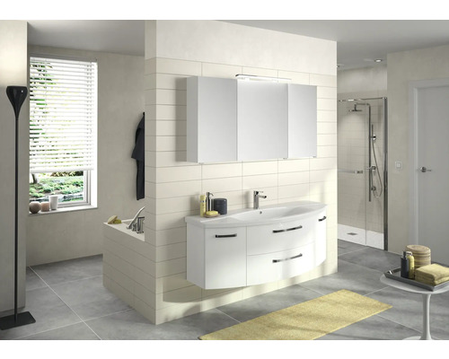 Helles Badezimmer mit Waschbeckenunterschrank, Spiegelschrank und Dusche