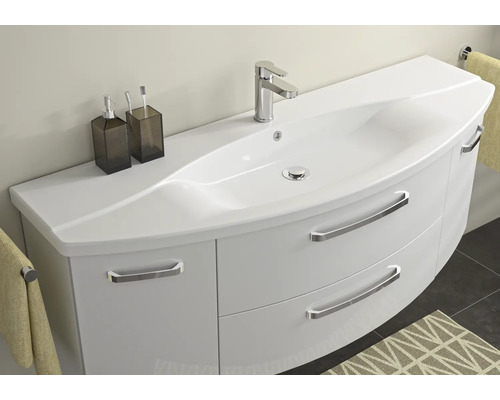 Waschtisch mit Armatur, Waschbecken und Schubladen im Badezimmer