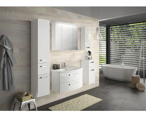Badezimmer mit weißen Möbeln, Waschbecken, Spiegel, Badewanne und Handtuch