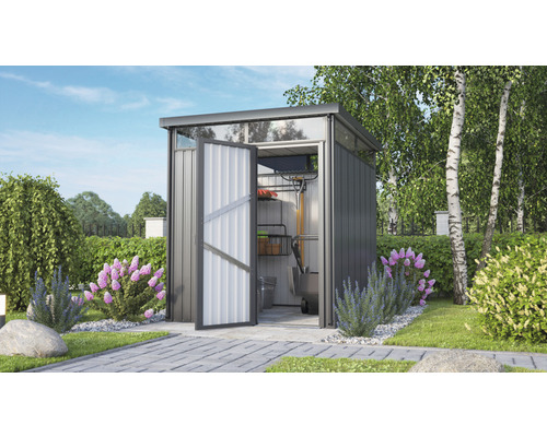 Gartenhaus aus Metall mit geöffneter Tür und Gartengeräten