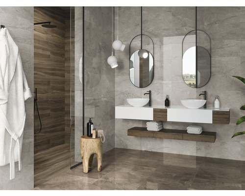 Helles Badezimmer mit Dusche, Waschtisch mit zwei Waschbecken und Spiegeln