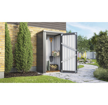 Metall Gartenschrank mit geöffneter Tür und Gartengeräten im Garten