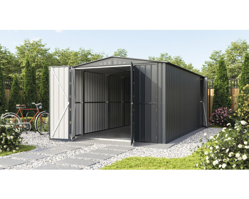 Geöffnete Metall Gerätehaus im Garten.