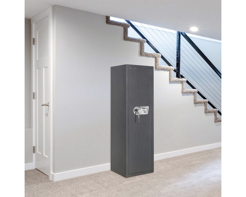 Grauer Waffenschrank im Flur neben einer Tür und einer Treppe.