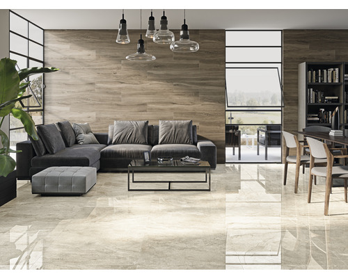 Heller Wohnraum mit Couch, Tisch, Stühlen, Bücherregal, Fenstern und Holzwandverkleidung