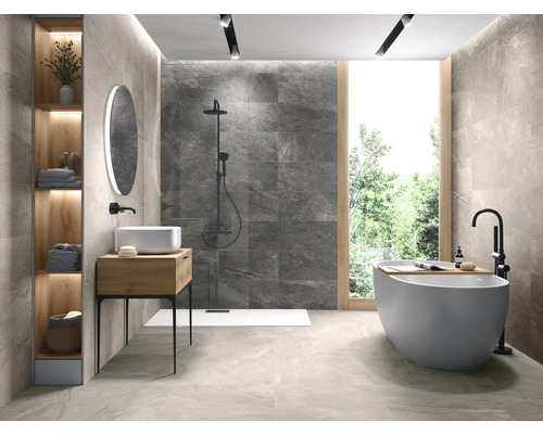 Modernes Badezimmer mit freistehender Badewanne, Dusche, Waschbecken und Holzregal