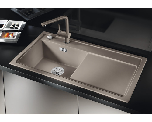 Spüle aus Silgranit mit Abtropffläche und Wasserhahn