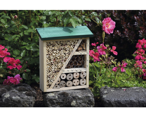 Insektenhotel aus Holz mit verschiedenen Füllmaterialien im Garten