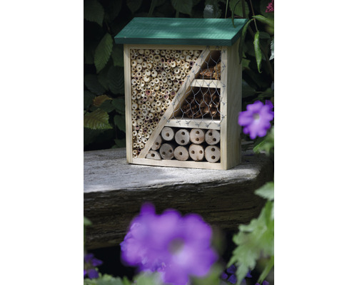 Insektenhotel aus Holz mit verschiedenen Füllmaterialien für Wildbienen und Insekten