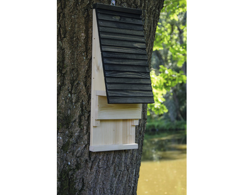 Fledermauskasten aus Holz an einem Baum befestigt