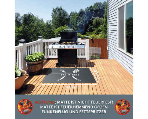 Grillplatz auf einer Holzterrasse mit Grillmatte, Größe 165 mal 100 Zentimeter, mit dem Aufdruck Man at Work