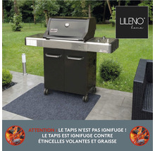 Weber Grill mit Grillteppich im Außenbereich. Lileno Home Logo.