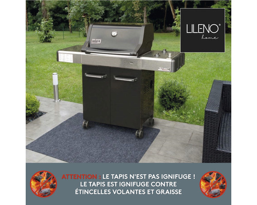 Weber Grill mit Grillteppich im Außenbereich. Lileno Home Logo.