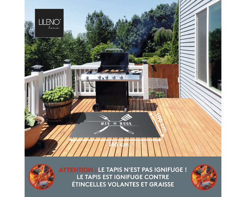 Grillmatte mit dem Aufdruck Mann bei der Arbeit auf einer Holzterrasse mit Grill