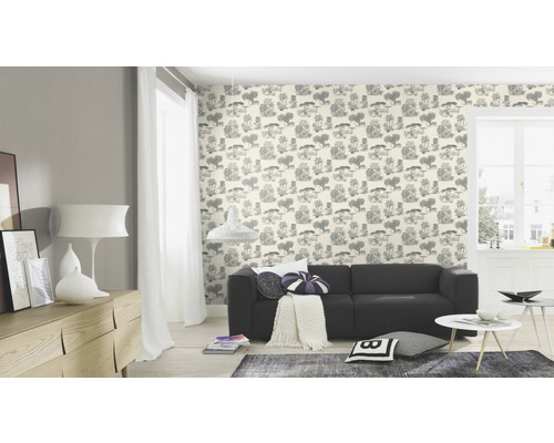 Heller Wohnraum mit gemusterter Tapete, Sofa und Möbeln.