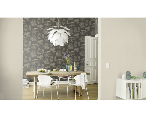 Esszimmer mit Esstisch, Stühlen und gemusterter Tapete