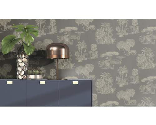 Dekoratives Wohnambiente mit Tapete, Kommode, Lampe und Pflanzen