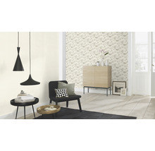 Wohnzimmer mit floral gemusterter Tapete, Kommode, Stuhl und Pendelleuchten