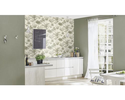 Helle Küche mit tropischer Tapete, weißen Schränken und Esstisch am Fenster