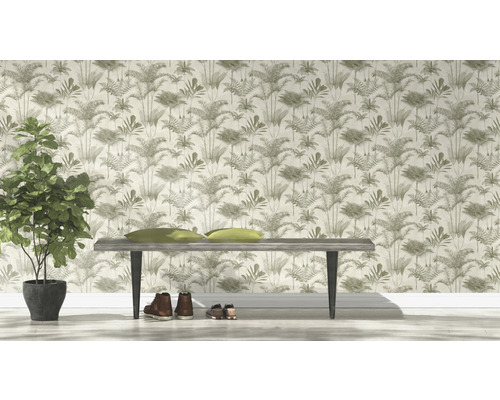 Szene mit einer Wand mit tropischer Blättertapete, einer Bank mit Kissen, Schuhen und einer Zimmerpflanze in einem Topf