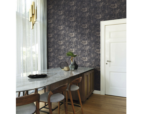 Raumgestaltung mit gemusterter Tapete, Tisch und Stühlen