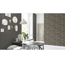 Wohnraum mit verschiedenen Spiegeln an der Wand, Esstisch und floral gemusterter Tapete