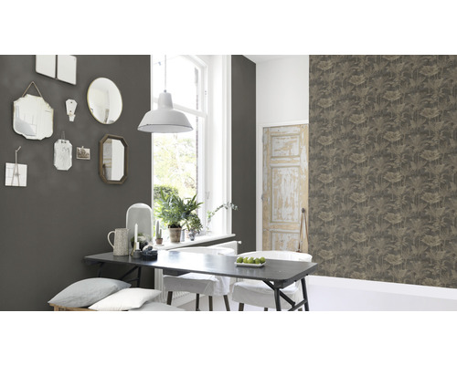 Wohnraum mit verschiedenen Spiegeln an der Wand, Esstisch und floral gemusterter Tapete