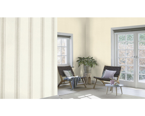 Wohnraum mit gestreifter Tapete, Sesseln und Zimmerpflanze