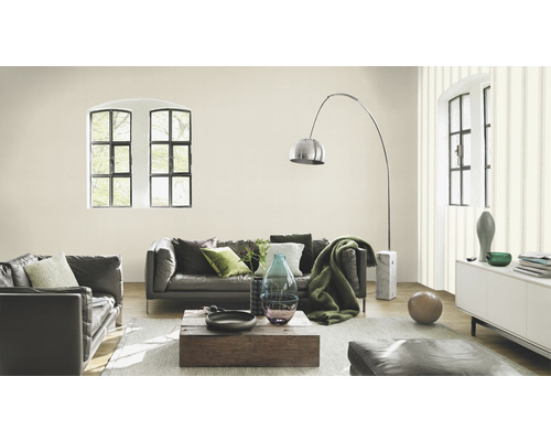 Helles Wohnzimmer mit Ledersofa, Holztisch und großen Fenstern.