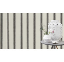 Dekoratives Zimmer mit gestreifter Tapete, Laterne und Blumen