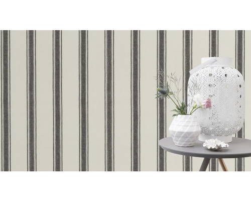 Dekoratives Zimmer mit gestreifter Tapete, Laterne und Blumen