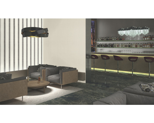 Innenraum mit Sitzgelegenheiten, Bar und Beleuchtung.