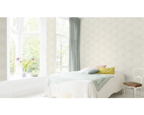 Helles Schlafzimmer mit gemusterter Tapete, Bett und Fenster.