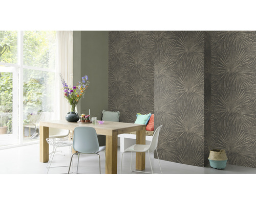 Esszimmer mit Esstisch, Stühlen und gemusterter Tapete