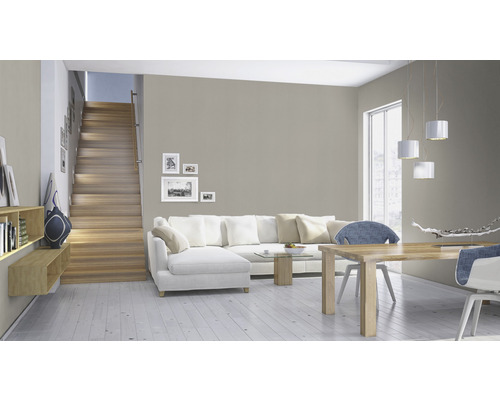 Wohnzimmer mit Treppe, Sofa, Tisch und Stühlen