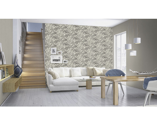 Wohnzimmer mit floral gemusterter Tapete, Treppe und Esstisch