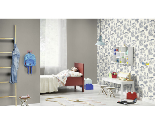 Helles Kinderzimmer mit Möbeln und einer Tapete mit Tiermotiven