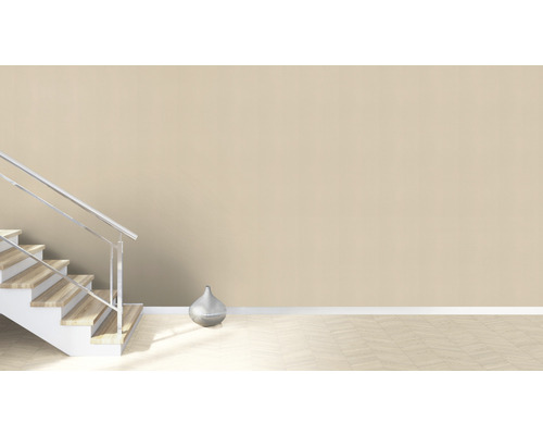 Heller Raum mit Treppe, Metallgeländer und Dekoration