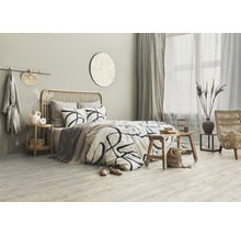 Helles Schlafzimmer mit Bett, Nachttisch, Dekoration und Holzboden