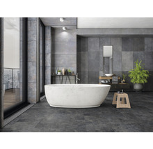 Modernes Badezimmer mit freistehender Badewanne, Waschtisch und grauen Fliesen