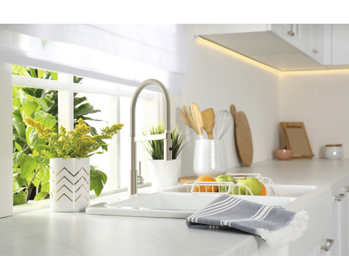 Spüle mit Armatur und Küchendekoration in hellem Küchendesign
