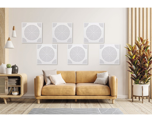 Wohnzimmer mit sechs weißen Akustikbildern, Sofa und Zimmerpflanze